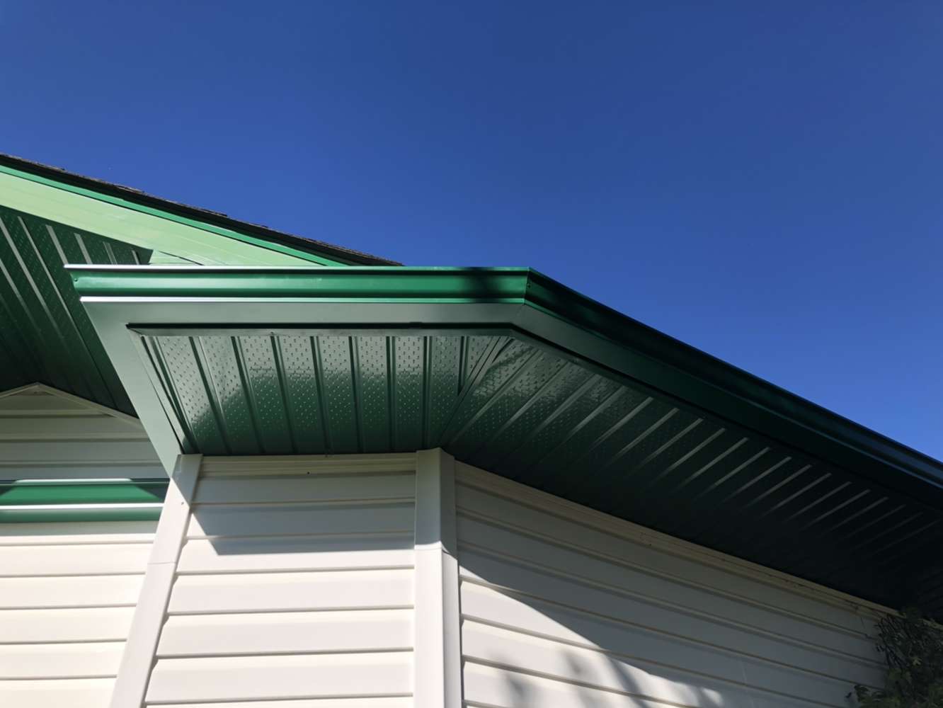 Continuous Aluminum Eavestroughin in Parkland County (2)