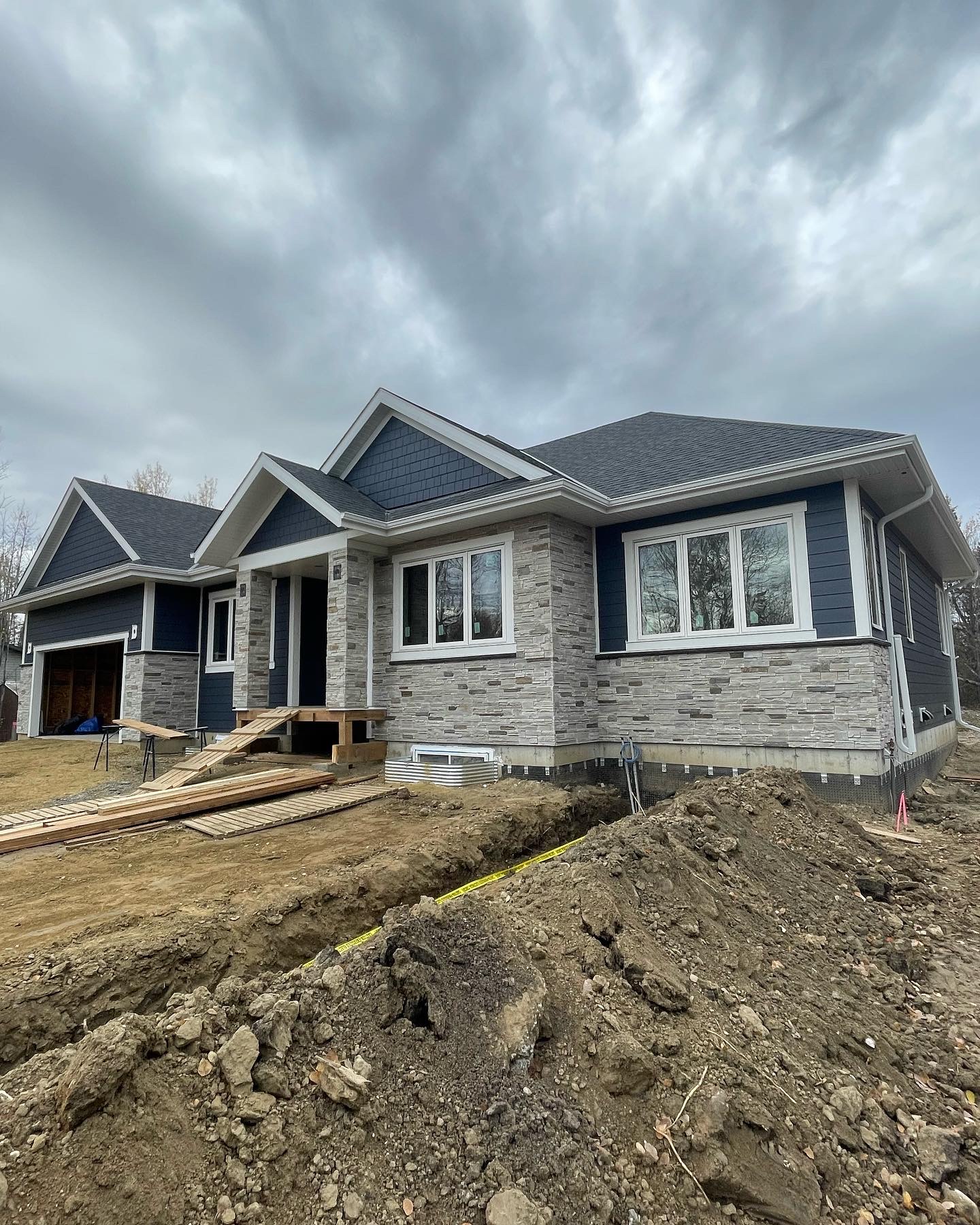 Mission Point Versetta Stone siding in Parkland County