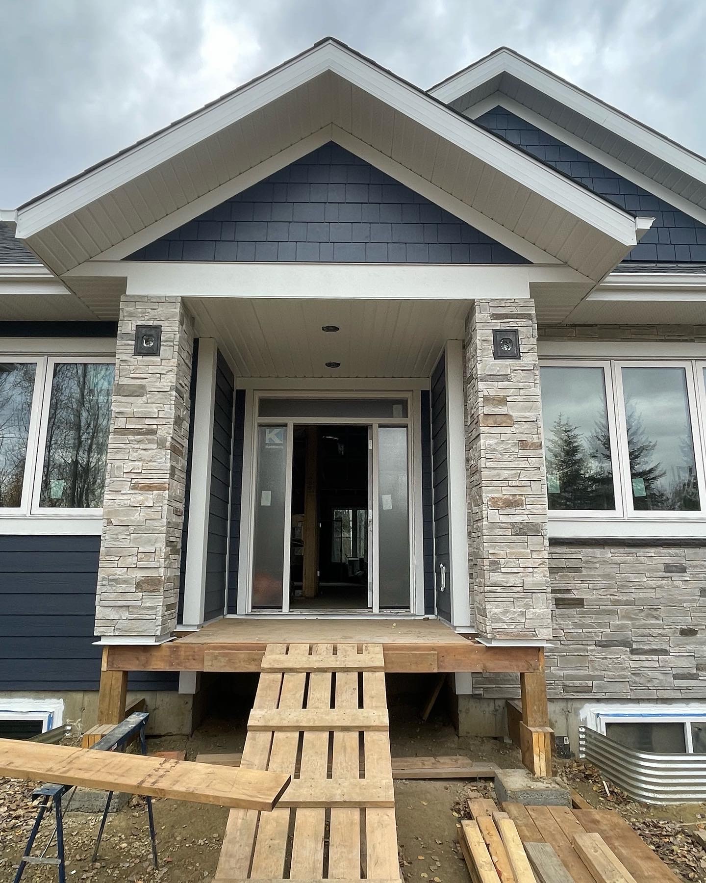 Mission Point Versetta Stone siding in Parkland County