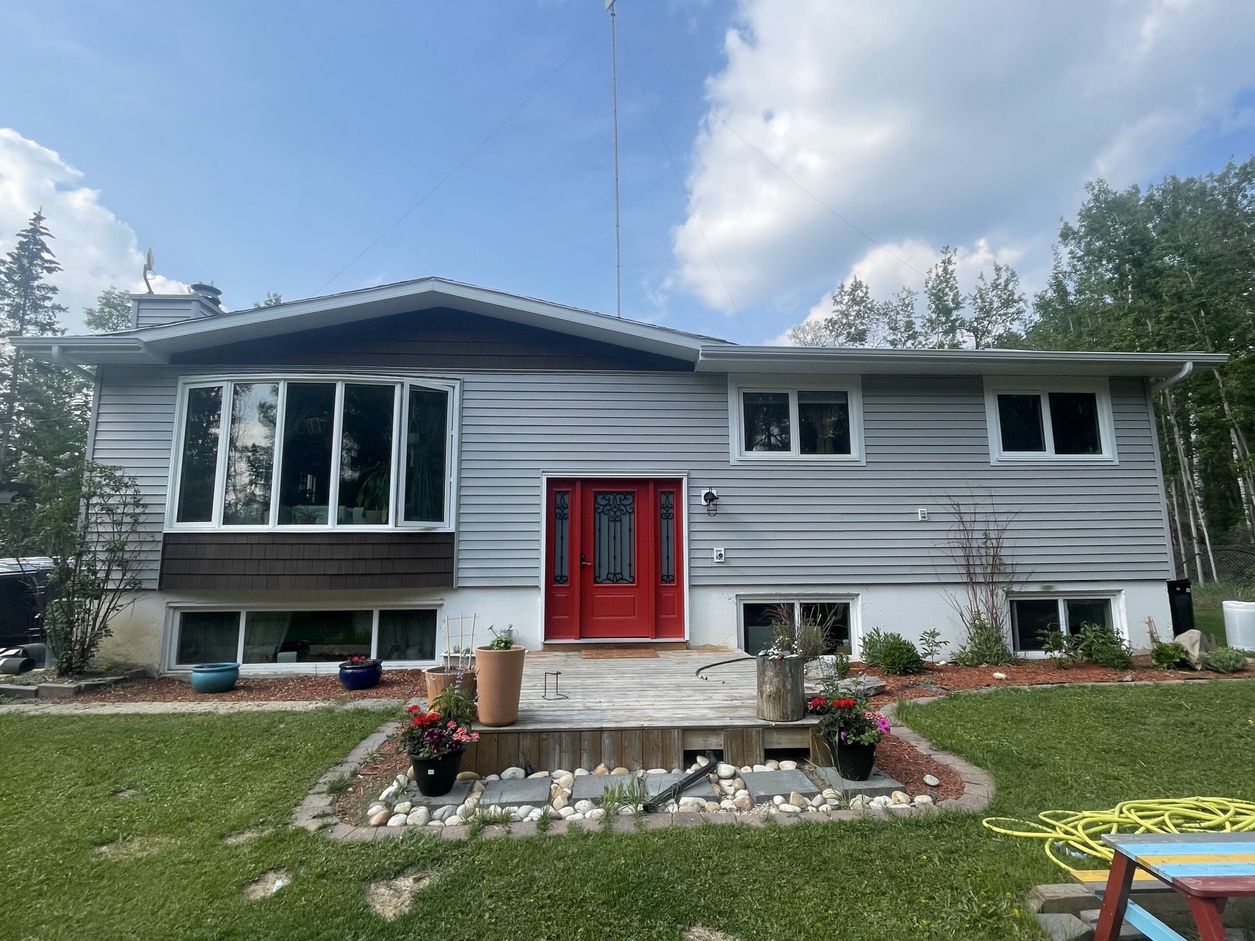 Estate Grey Horizontal Vinyl Siding with Coca Vinyl Shake in Lac Ste. Anne County