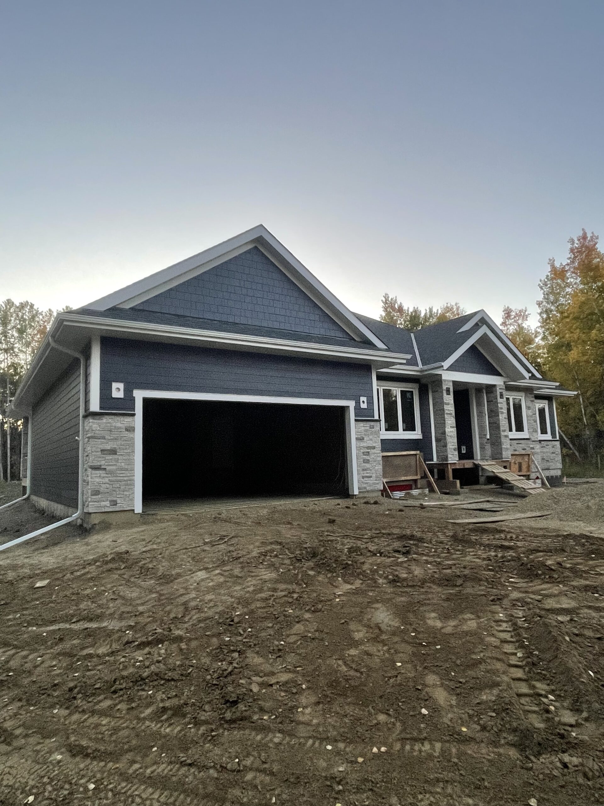 Mission Point Versetta Stone with Deep Ocean Blue Hardie Plank Siding in Parkland County