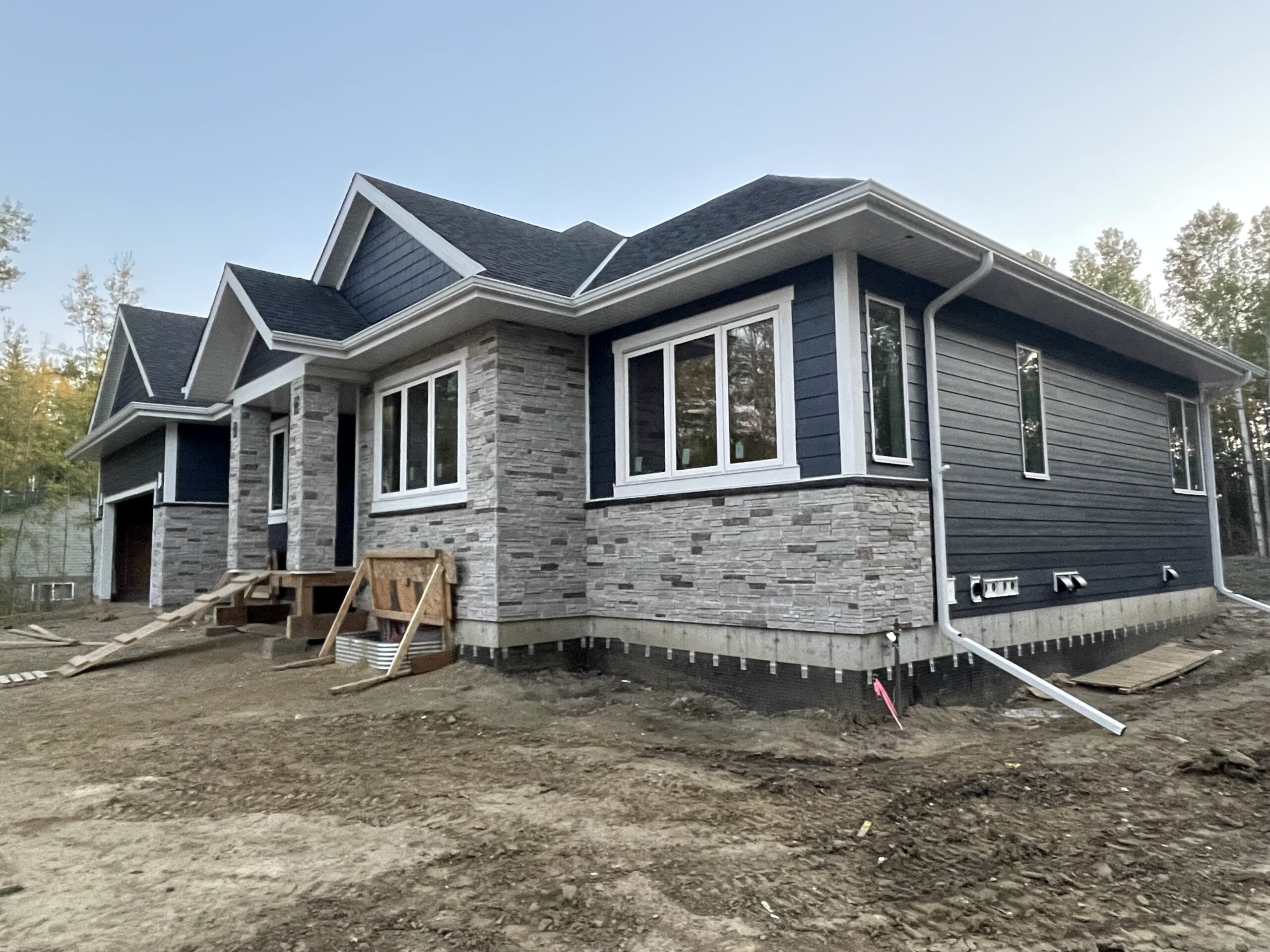 Mission Point Versetta Stone with Deep Ocean Blue Hardie Plank Siding in Parkland County