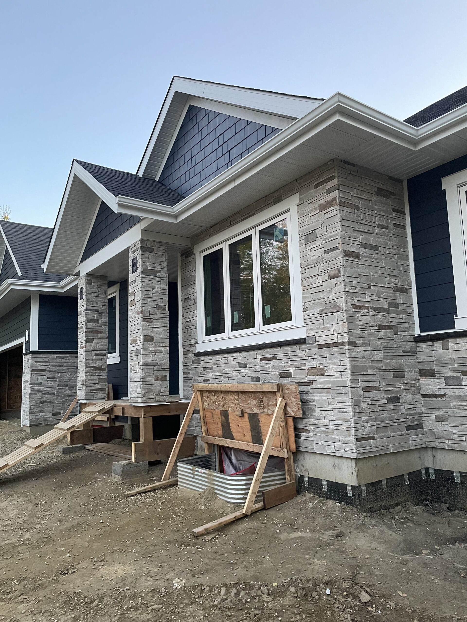 Mission Point Versetta Stone with Deep Ocean Blue Hardie Plank Siding in Parkland County