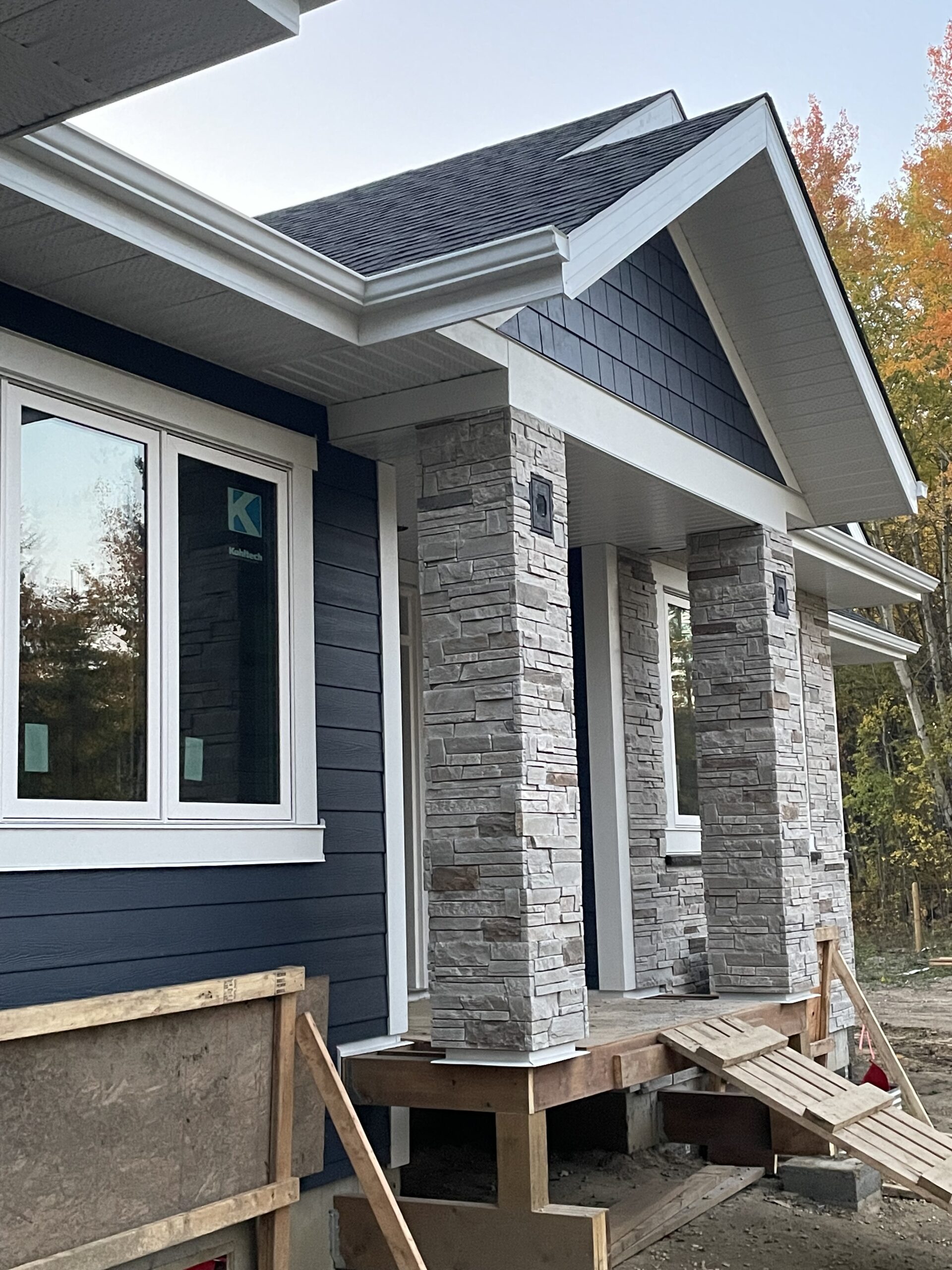 Mission Point Versetta Stone with Deep Ocean Blue Hardie Plank Siding in Parkland County