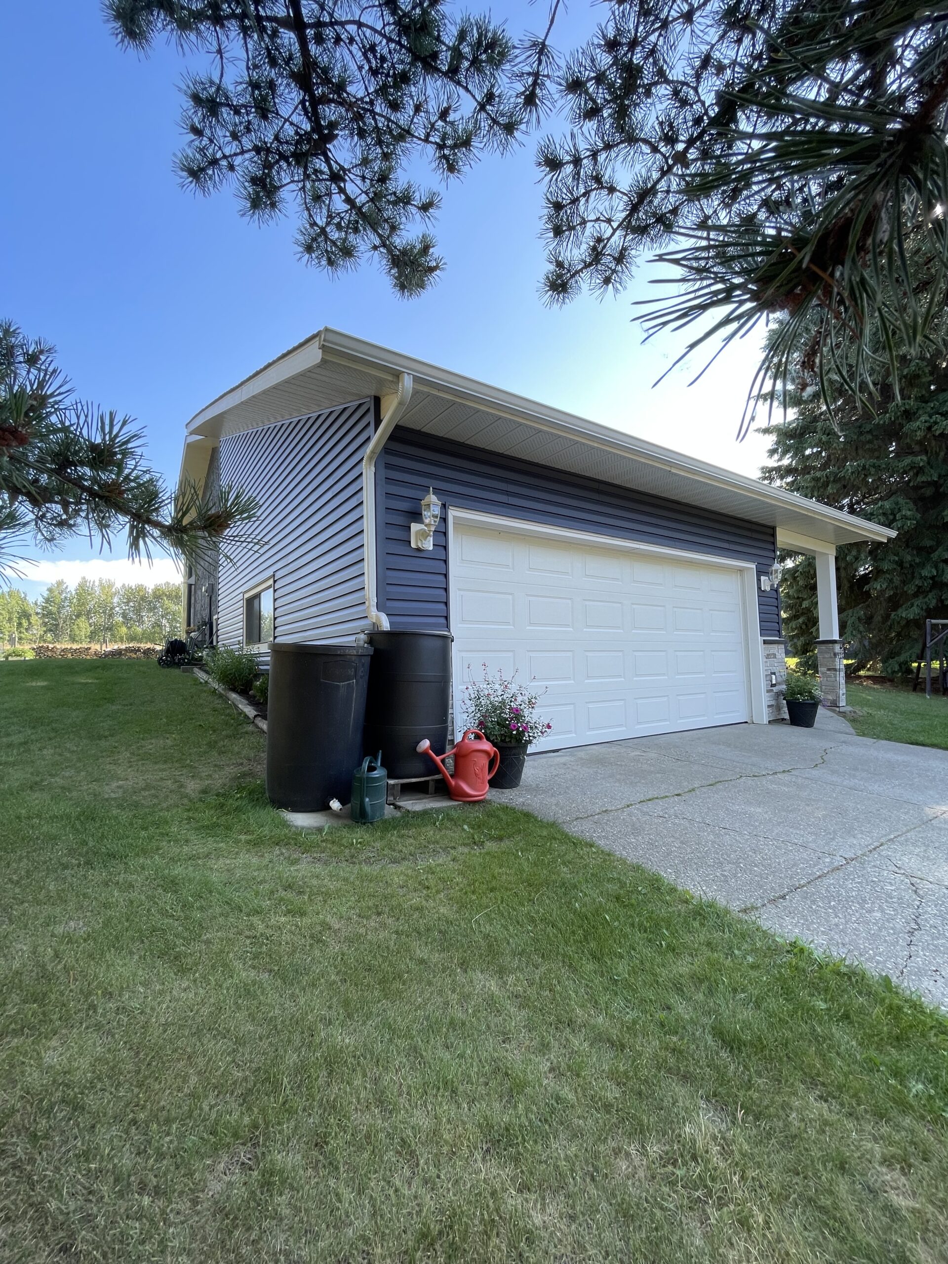 Mission Point Versetta Stone & Marine Blue Vinyl Siding in Parkland County